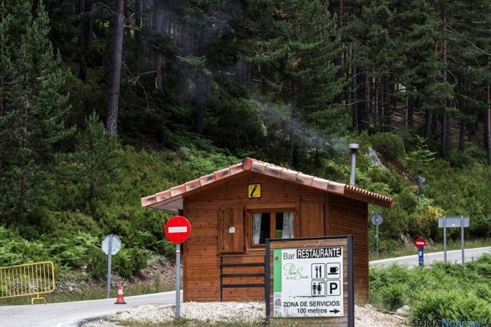 La caseta con la chimenea humeante. / F. V.