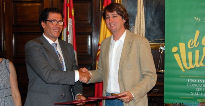 Mínguez (dcha.) y Pérez en la rúbrica del convenio. / Ayto.