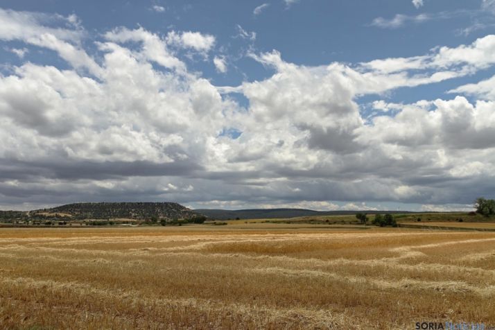 Nubes, monte y campo en recuerda. / F. V.