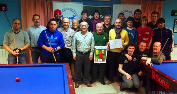 Billaristas del campeonato de billar solidario.