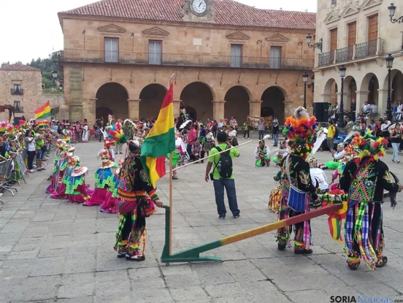 Bolivianos celebrando Sr de Bombori