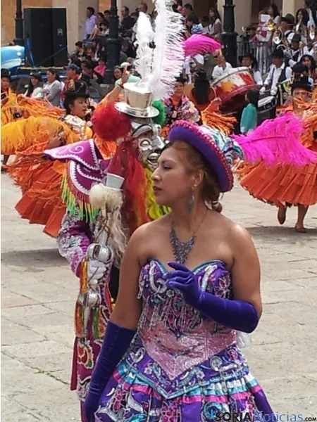 Bolivianos celebrando Sr de Bombori