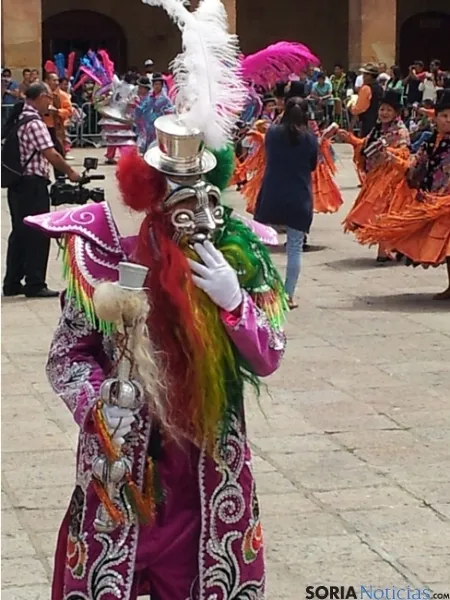 Bolivianos celebrando Sr de Bombori