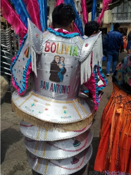 Bolivianos celebrando Sr de Bombori