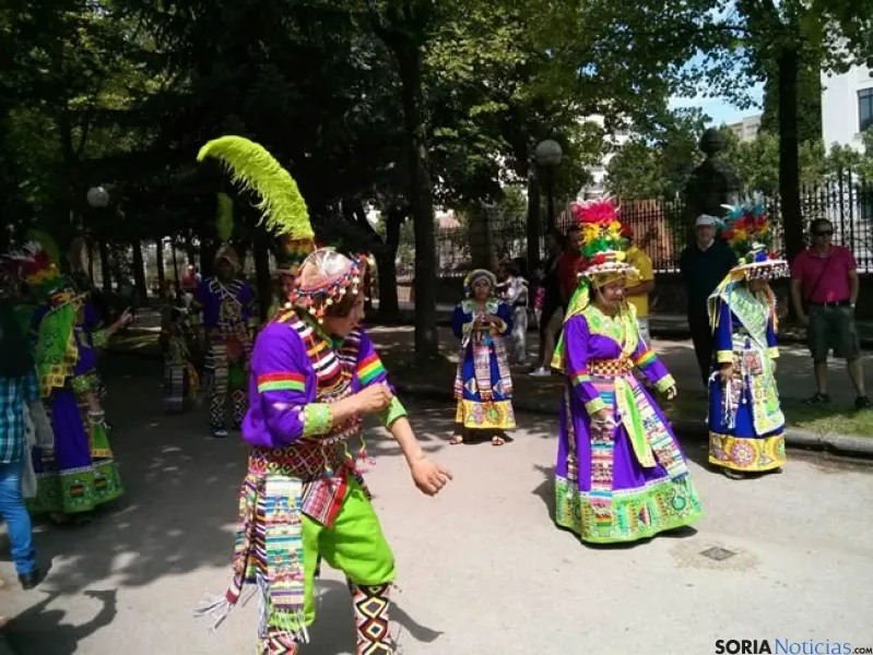 Bolivianos celebrando Sr de Bombori