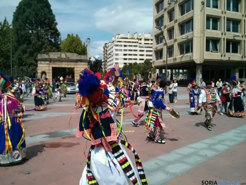Bolivianos celebrando Sr de Bombori