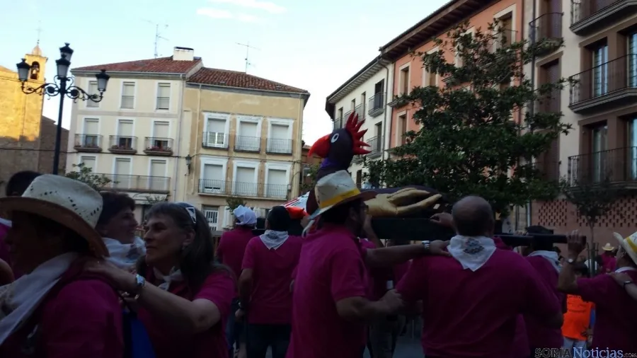 El final de la fiesta con charanga y la quema del gallo. / SN