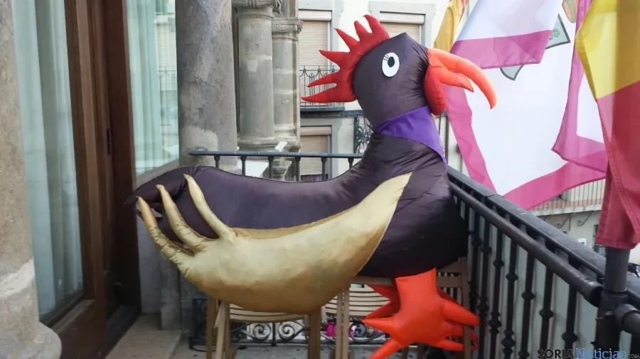 El final de la fiesta con charanga y la quema del gallo. / SN