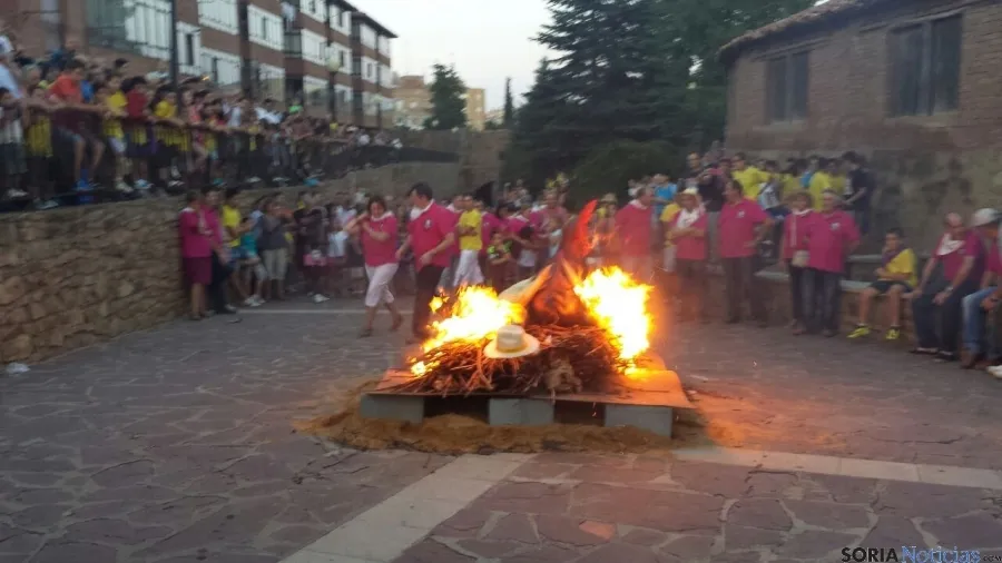 El final de la fiesta con charanga y la quema del gallo. / SN
