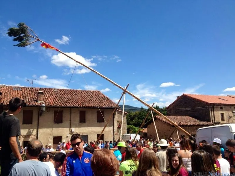 Jovenes levantando el pino en Vinuesa