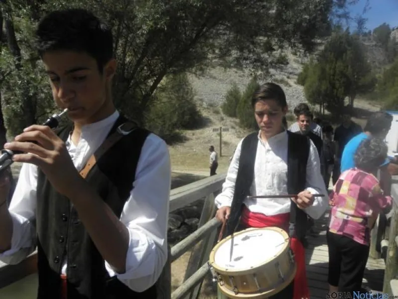 Foto 8 - Centenares de peregrinos desfilan por El Ca&ntilde;&oacute;n en la romer&iacute;a de San Bartolom&eacute;