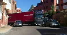 El vehículo atascado en la calzada. / SN