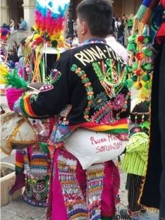 Bolivianos celebrando Sr de Bombori