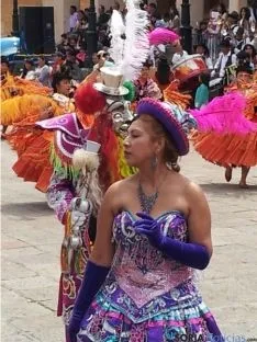 Bolivianos celebrando Sr de Bombori