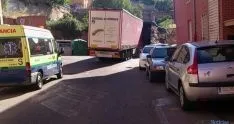El vehículo entre las dos calles. / SN
