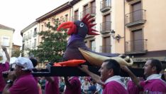 El final de la fiesta con charanga y la quema del gallo. / SN