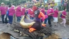 El final de la fiesta con charanga y la quema del gallo. / SN