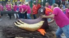 El final de la fiesta con charanga y la quema del gallo. / SN