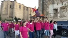 El final de la fiesta con charanga y la quema del gallo. / SN