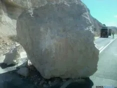 Roca caída a la N-122