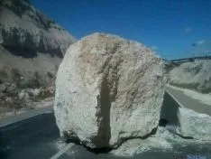 Roca caída a la N-122