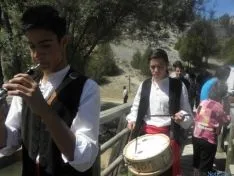 Foto 8 - Centenares de peregrinos desfilan por El Ca&ntilde;&oacute;n en la romer&iacute;a de San Bartolom&eacute;