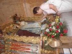 Foto 6 - Centenares de peregrinos desfilan por El Ca&ntilde;&oacute;n en la romer&iacute;a de San Bartolom&eacute;