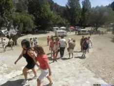 Foto 4 - Centenares de peregrinos desfilan por El Ca&ntilde;&oacute;n en la romer&iacute;a de San Bartolom&eacute;