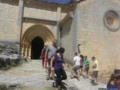 Foto 3 - Centenares de peregrinos desfilan por El Ca&ntilde;&oacute;n en la romer&iacute;a de San Bartolom&eacute;