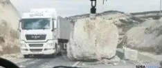 Roca caída a la N-122