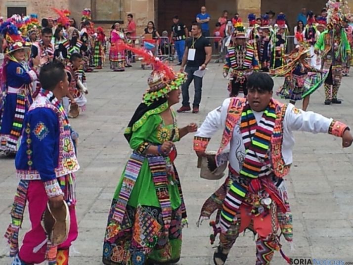 Bolivianos celebrando Sr de Bombori