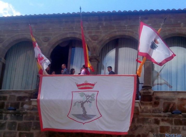 Miembros de la corporación municipal, en el balcón del ayuntamiento prometen que habrá toro. / SN