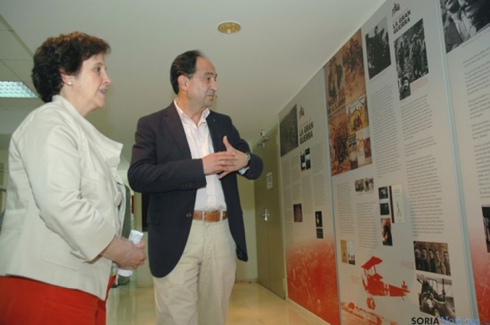 Represa visitando la exposición