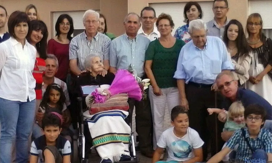 La centenaria, con sus familiares. / SN