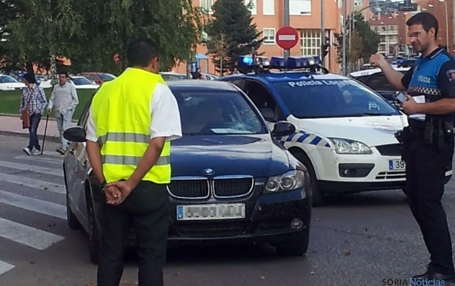 El conductor es interrogado por un policía. / SN
