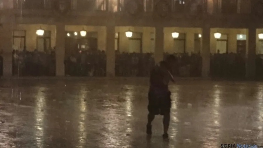 Imágenes del pregón en las fiestas adnamantinas este miércoles. / SN