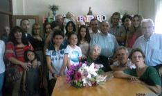 La centenaria, con sus familiares. / SN