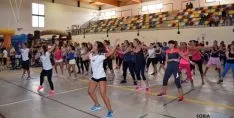 Multitudinaria clase de zumba, en la inauguración