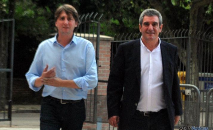 Julio Villarrubia, (dcha.) con Carlos Martínez Mínguez este lunes. / SN