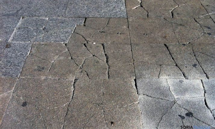 Estado de las baldosas en la plaza de Herradores. 