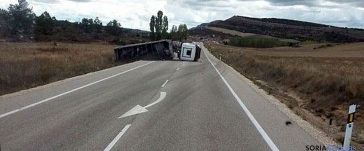 El vehículo siniestrado en la calzada. / SN