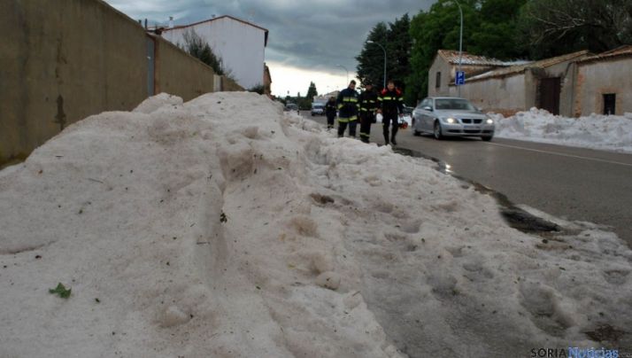 Granizo amontonado en las calles de Almazán el 2 de julio. / SN