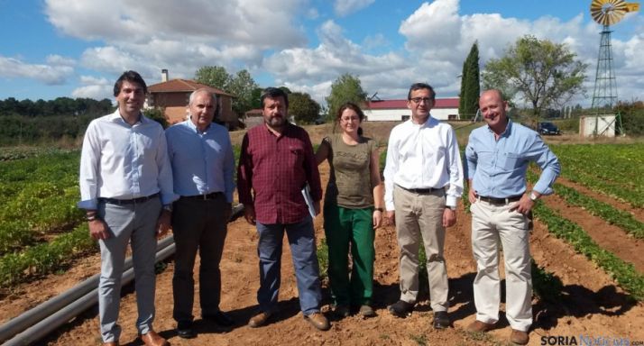Raúl Mañoso, director de Centro de Banca Comercial en Soria; Manuel de Cos, director de zona de BBVA en Burgos; Joaquín Alcalde, Consejero de Huertos de Soria; Verónica Rubio, directora técnica del proyecto de Huertos de Soria; Juan Carlos Hidalgo, direct