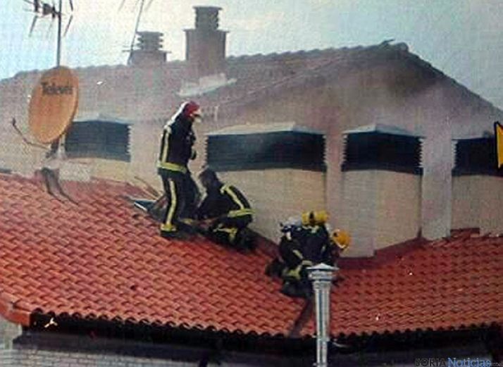 Los bomberos, en el tejado del edificio. / Ayto.
