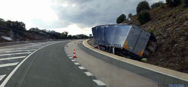 El camión en la cuneta. / @42 radares
