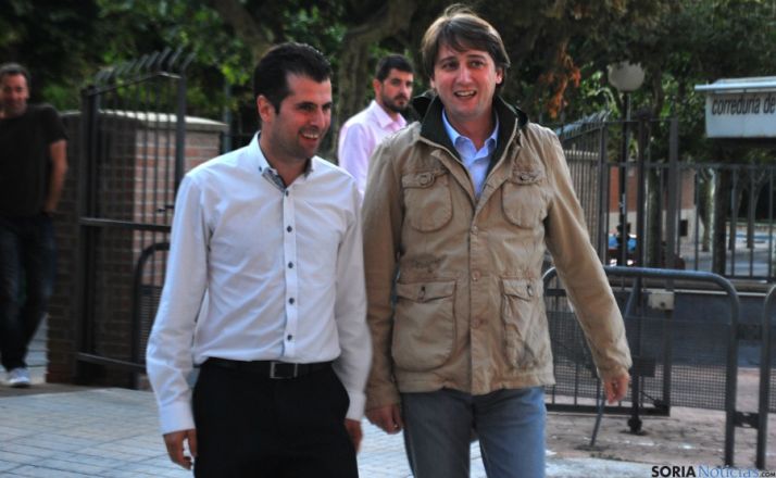 Luis Tudanca, (izda.) con Carlos Martínez este viernes. / SN