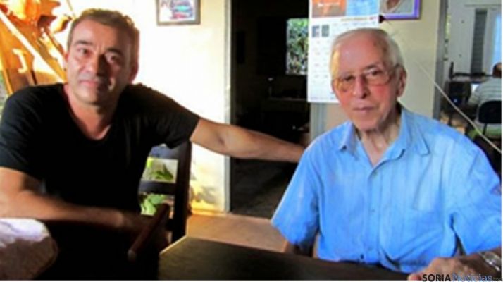 Pedro Casaldáliga a la derecha