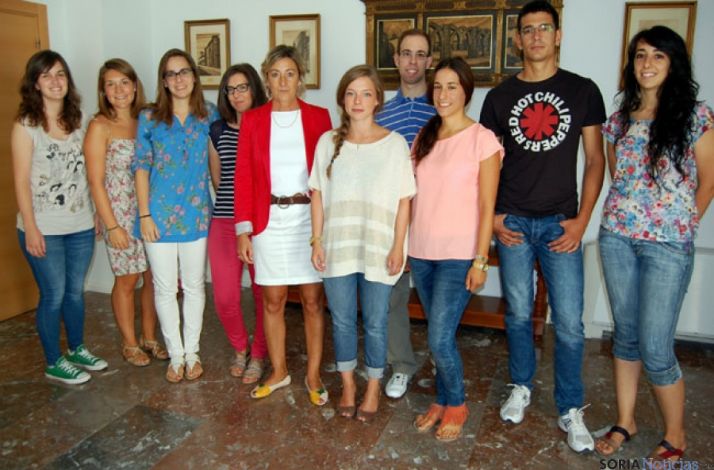 Becarios de Leonado con la concejala de Educación