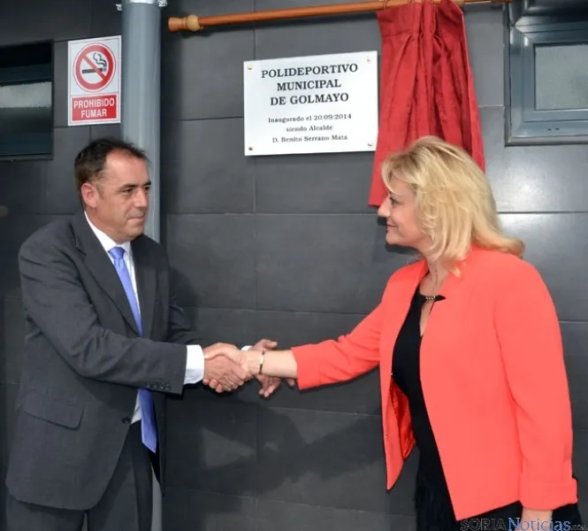 Benito y Pérez se saludan tras descubrir la placa