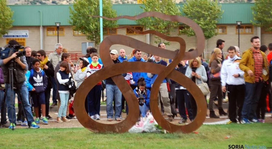 La imagen de acero que recuerda a la triatleta. / SN